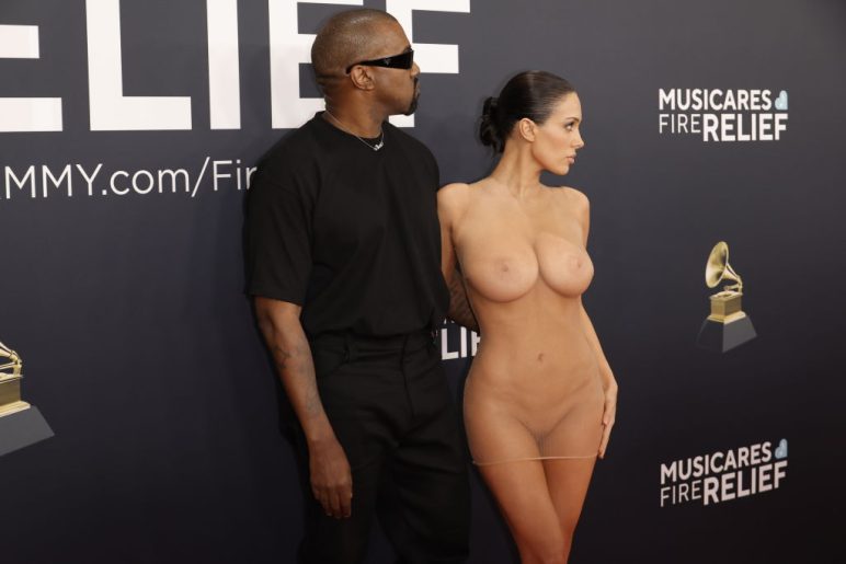 Kanye West y Bianca Censori en los GRAMMYs 2025. Getty Images