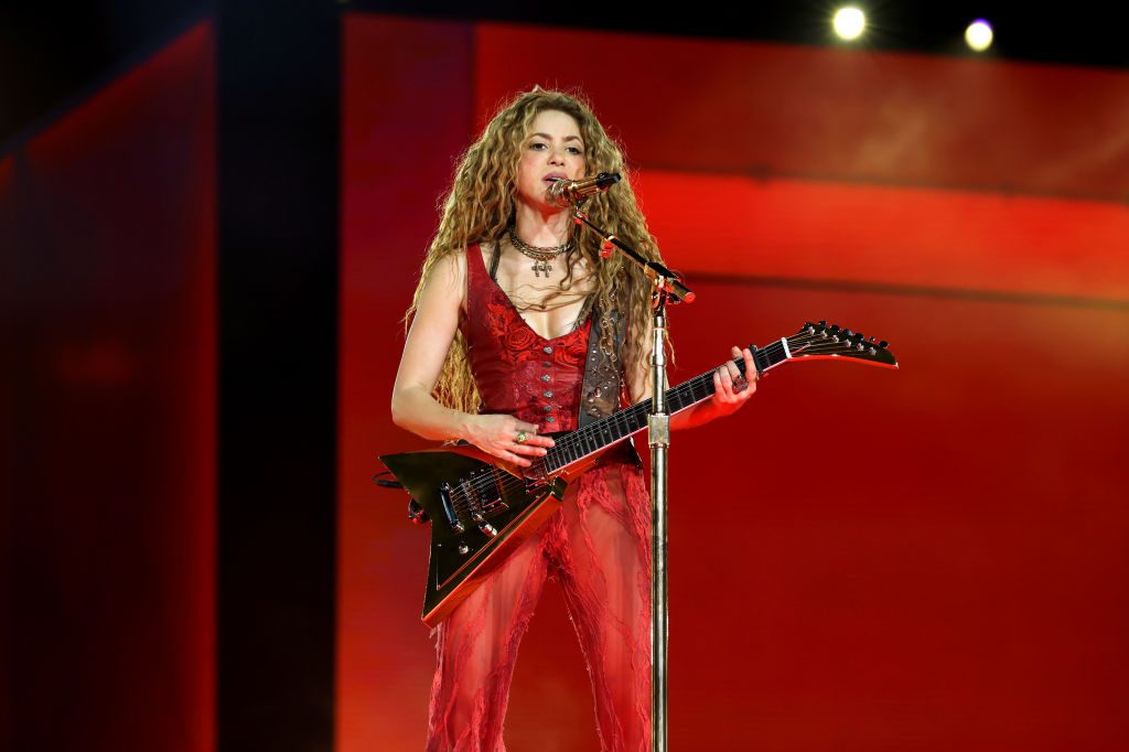 shakira performing during the las mujeres ya no lloran tour