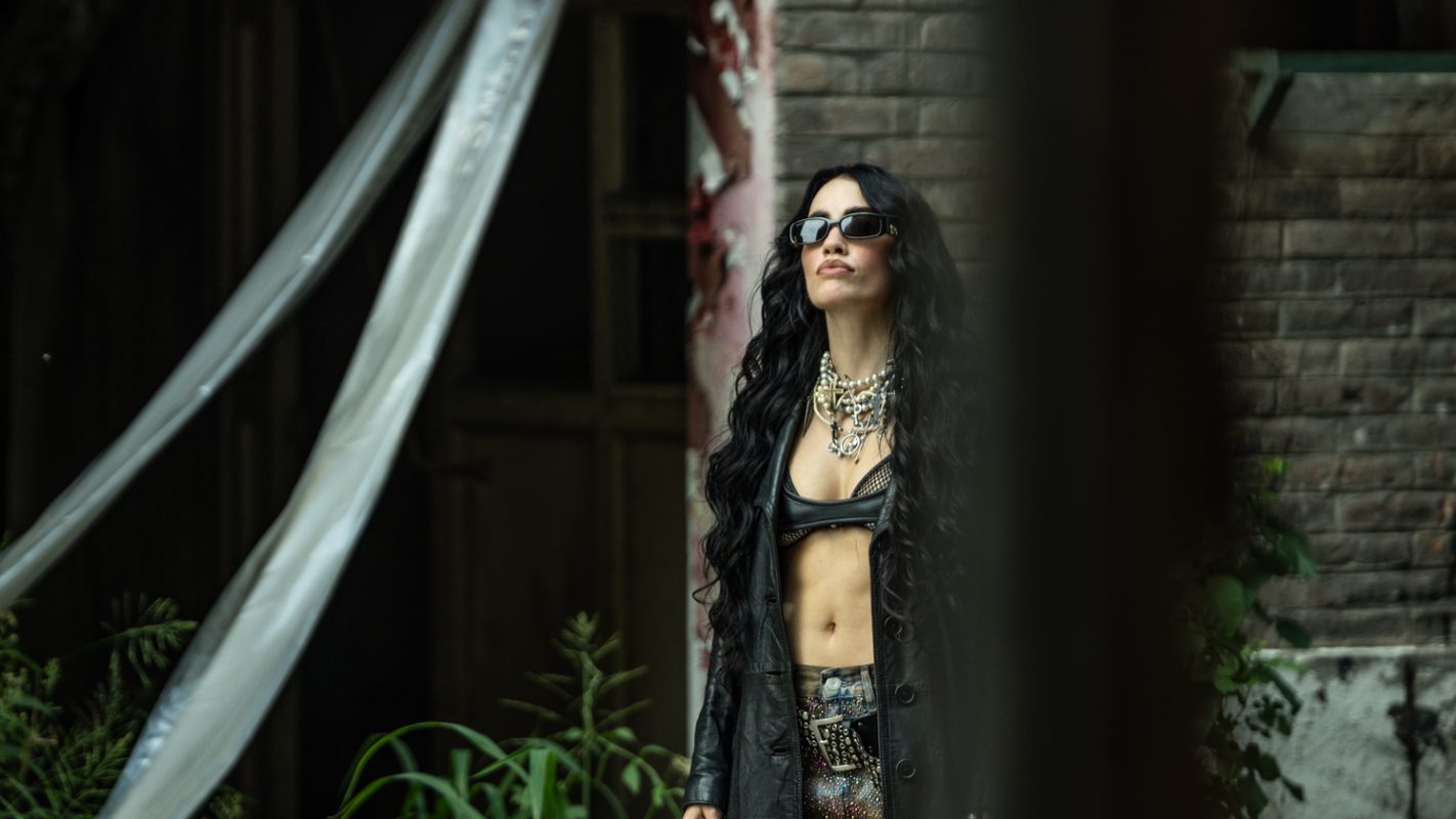 Lali fotografiada para su disco No vayas a atender cuando el demonio llama