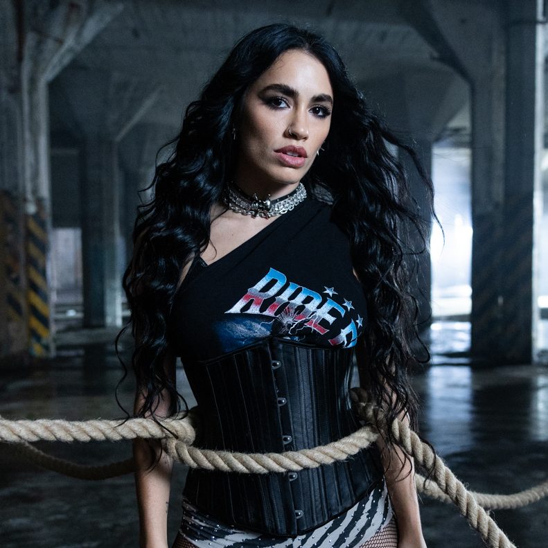 Lali fotografiada para su disco No vayas a atender cuando el demonio llama