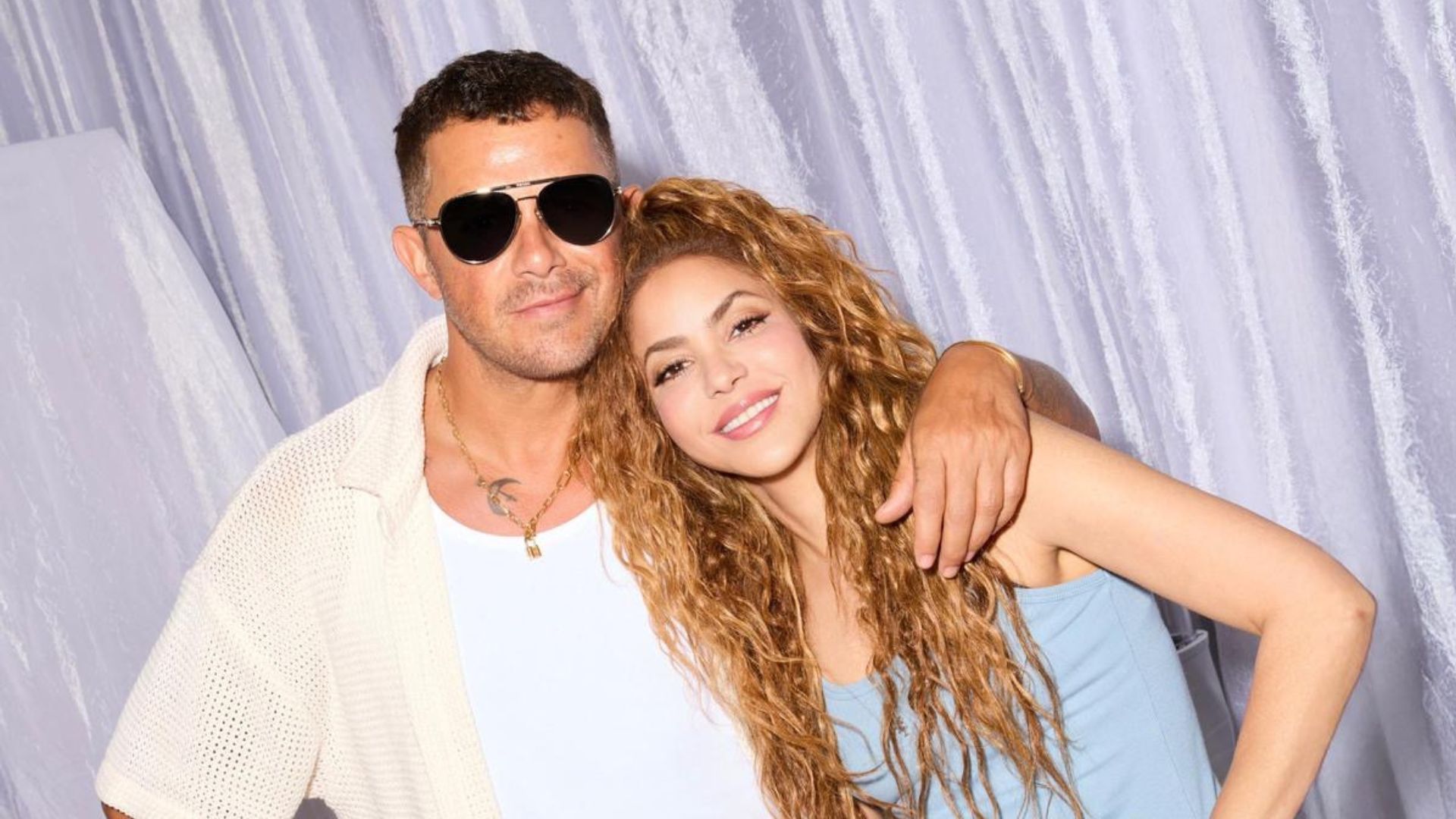 Shakira and Alejandro Sanz Reunite on Bésame
