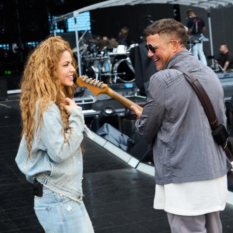 Alejandro Sanz and Shakira reunite for 'Bésame'.