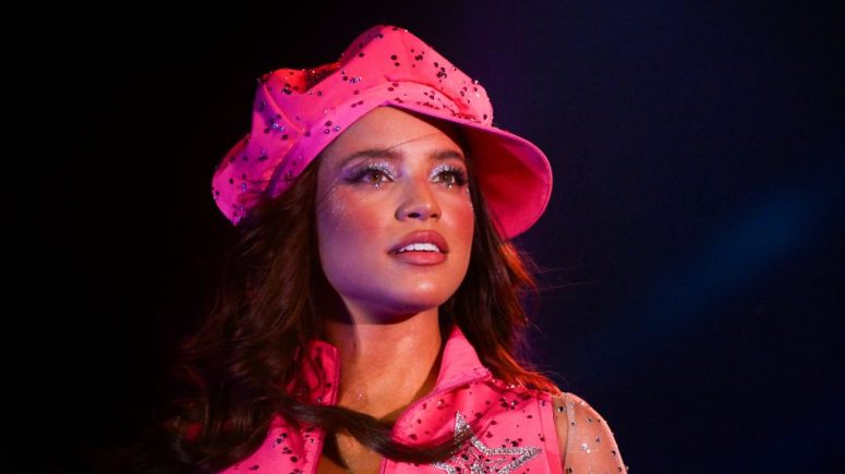 La cantante argentina Emilia Mernes actúa durante un concierto en el estadio Vélez Sarsfield