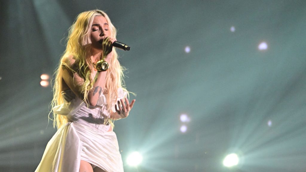 Elena Rose actúa durante los Latin Grammys de 2024