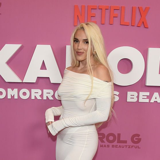 Elena Rose actúa durante los Latin Grammys de 2024