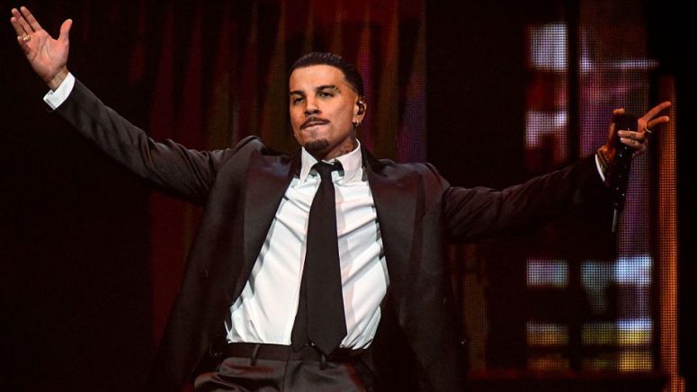 Rauw Alejandro se presenta en el escenario durante su gira Cosa Nuestra