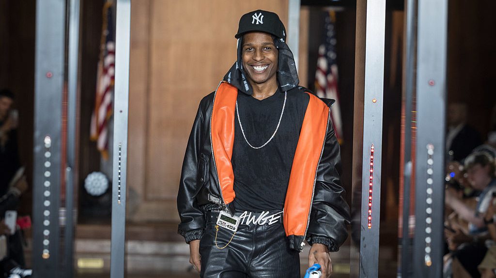 ASAP Rocky camina por la pasarela al final del desfile de AWGE Menswear Primavera/Verano 2026