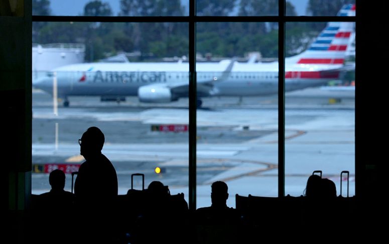 Varios viajeros esperan para abordar sus aviones durante la escapada por el feriado del 4 de julio en el aeropuerto John Wayne de Santa Ana