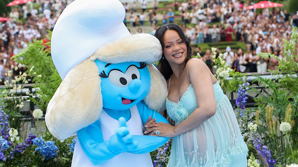 Rihanna attends the "Smurfs" Global Premiere at Mont des Arts on June 28