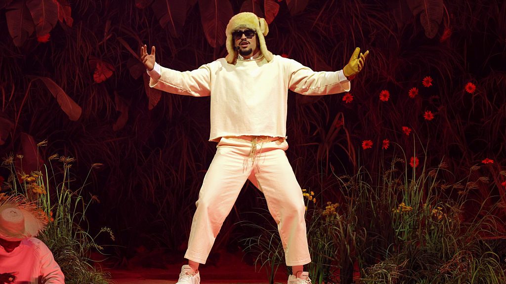 Bad Bunny se presenta en el escenario durante la primera noche de su residencia "No Me Quiero Ir De Aquí" en el Coliseo de Puerto Rico