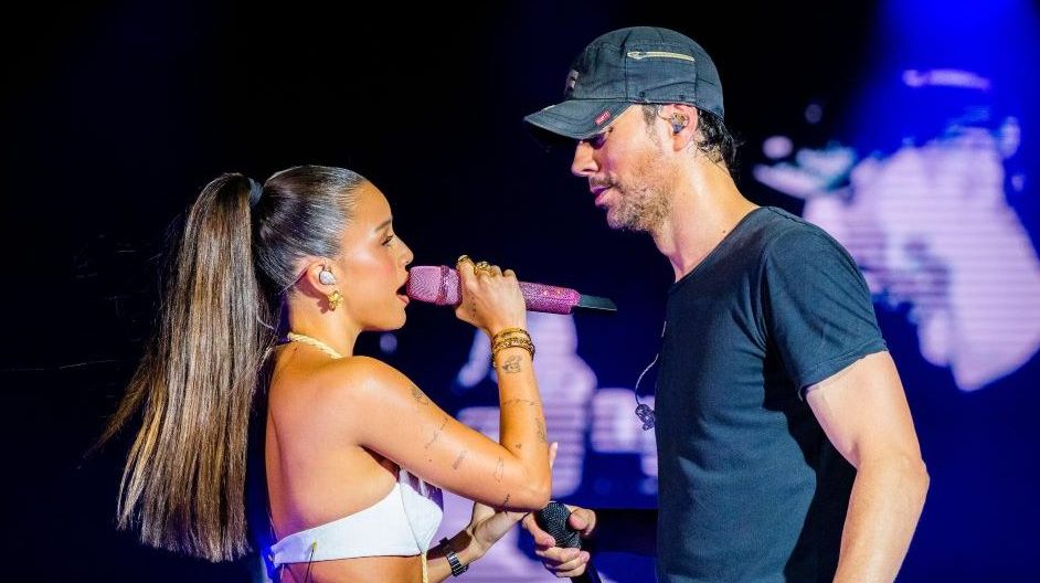 Emilia Mernes y Enrique Iglesias actuando juntos en el Granca Live Fest
