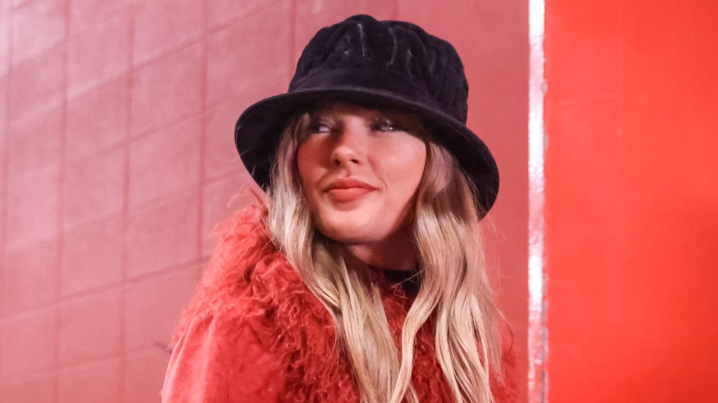 Taylor Swift llega al estadio antes del partido de la NFL entre los Houston Texans y los Kansas City Chiefs el 21 de diciembre de 2024