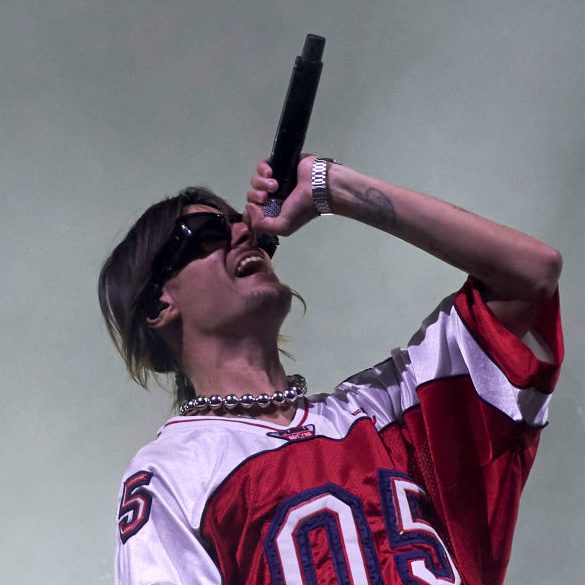 El cantante Danny Ocean se presenta durante un concierto en el Palacio de los Deportes