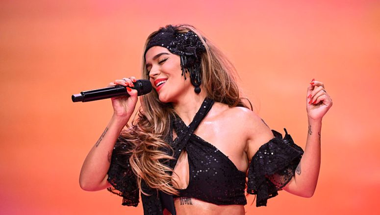 Karol G presenta 'Tropicoqueta' en el show de Jimmy Fallon. Todd Owyoung/NBC via Getty Images