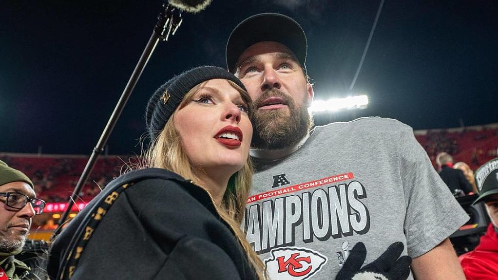 Fans today are remembering the day one year ago when Taylor Swift and Travis Kelce surprised her Eras Tour crowd in London when he joined her on stage.