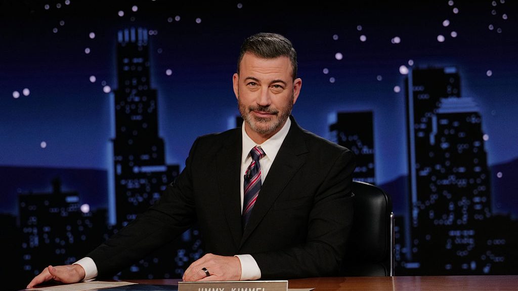 "Jimmy Kimmel Live!" se emite todas las noches de lunes a viernes a las 11:35 p. m. ET y presenta una variada lista de invitados que incluye celebridades, deportistas, actuaciones musicales, comediantes y temas de interés humano, además de segmentos de comedia y una banda de la casa.