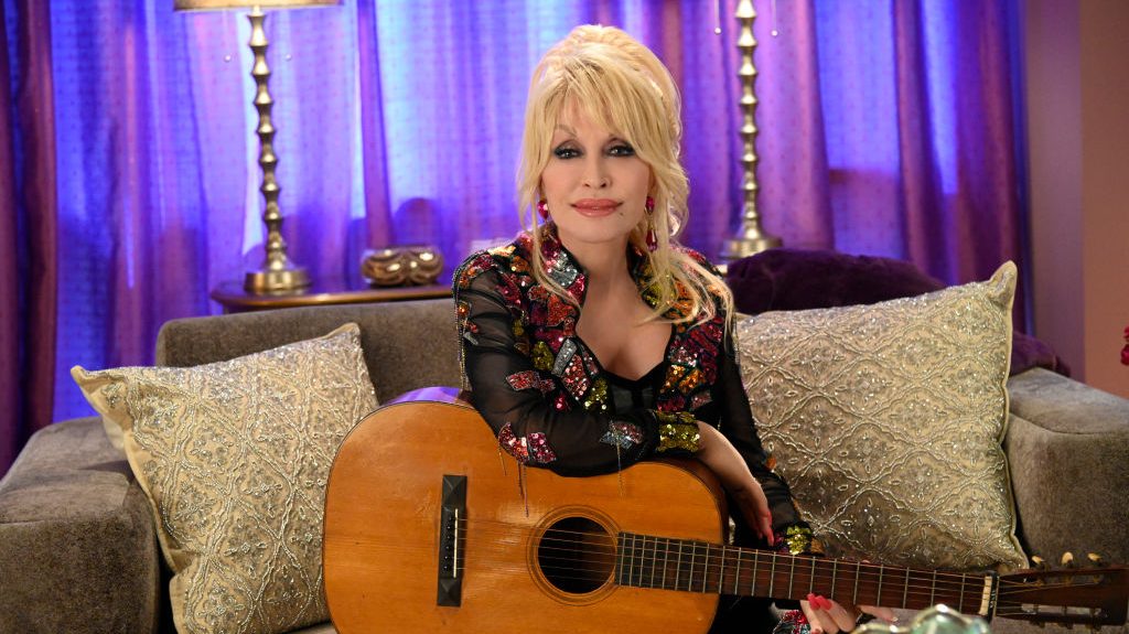 Dolly Parton durante la grabación del especial navideño “Mountain Magic Christmas”, una producción de NBC filmada en Tennessee.