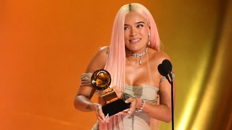 La cantante colombiana Karol G acepta el premio al Mejor Álbum de Música Urbana por “Mañana Será Bonito” en el escenario durante la 66.ª edición de los Premios Grammy