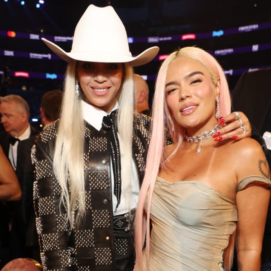 Karol G y Beyoncé en los Grammys 2024