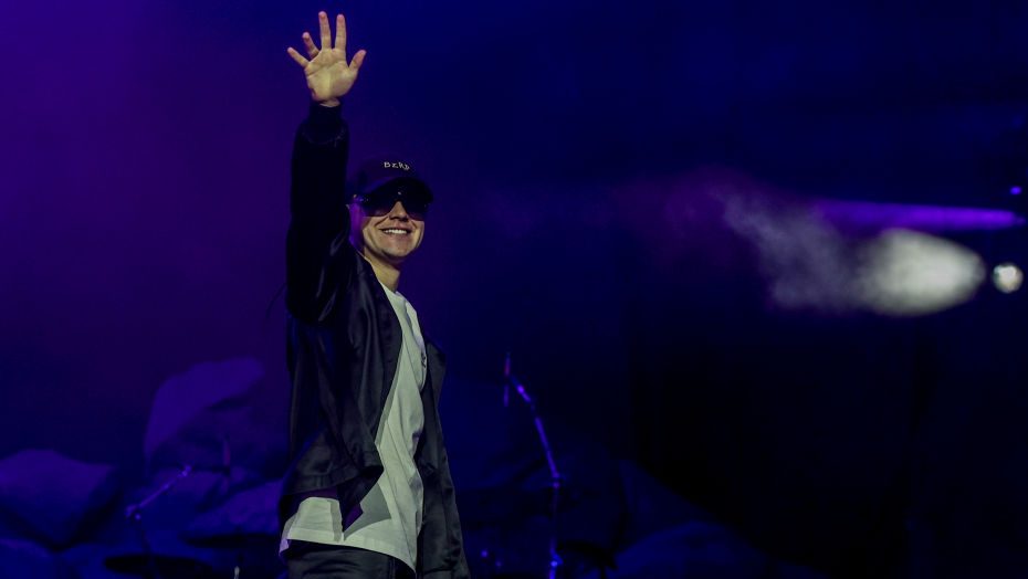 El productor Bizarrap (dcha.) durante una presentación del cantante argentino Duki, en el Estadio Santiago Bernabéu,