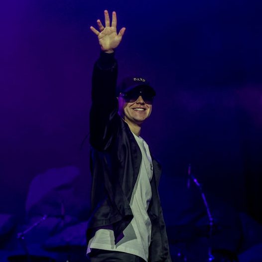 El productor Bizarrap (dcha.) durante una presentación del cantante argentino Duki, en el Estadio Santiago Bernabéu,