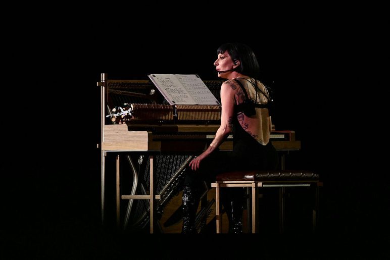 Lady Gaga se presenta durante un ensayo en la playa de Copacabana en Río de Janeiro