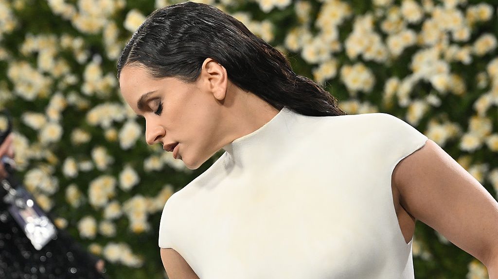 Rosalía en la Met Gala 2025 celebrando “Superfine: Tailoring Black Style”, realizada en el Museo Metropolitano de Arte