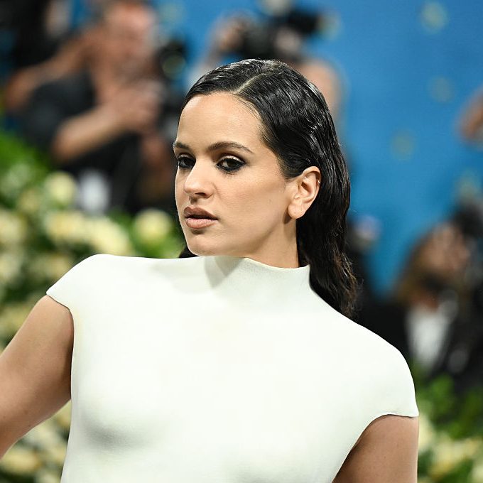 Rosalía en la Met Gala 2025 celebrando “Superfine: Tailoring Black Style”, realizada en el Museo Metropolitano de Arte