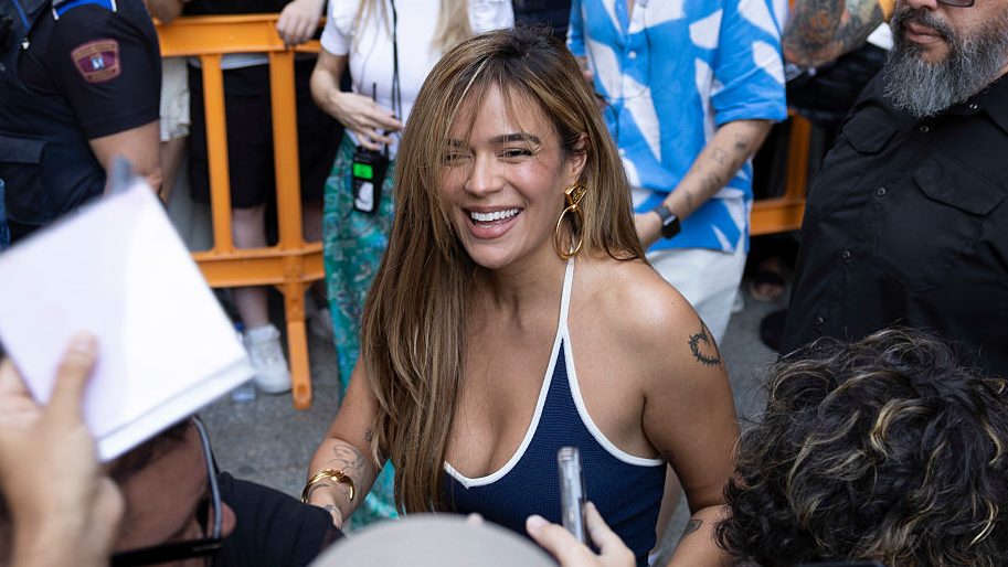 Karol G Revolutionizes Madrid On Her Arrival To The Program 'la Revuelta'.
