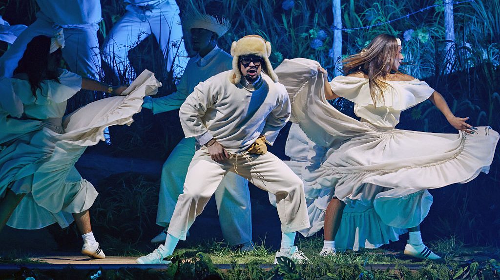 Bad Bunny se presenta en el escenario durante la Noche Uno de su Residencia