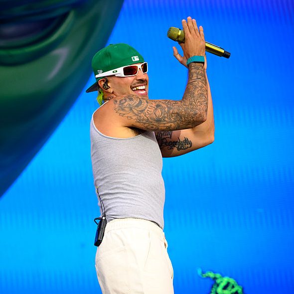 El cantante colombiano Feid se presenta en vivo durante el quinto Festival Lollapalooza París el 19 de julio de 2025 en París