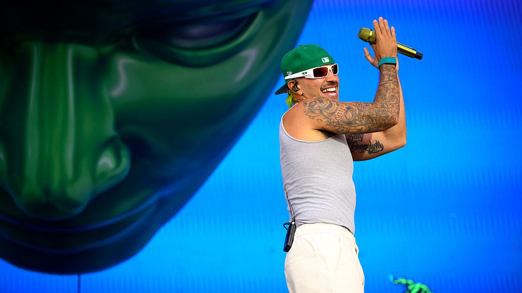 El cantante colombiano Feid se presenta en vivo durante el quinto Festival Lollapalooza París el 19 de julio de 2025 en París