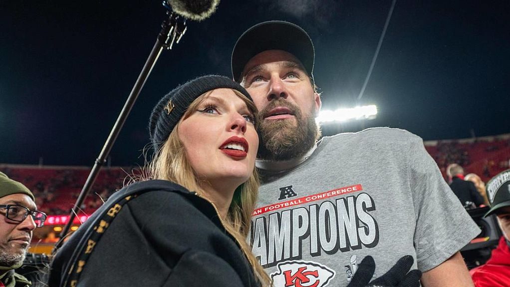 Taylor Swift y Travis Kelce durante un partido de la NFL.