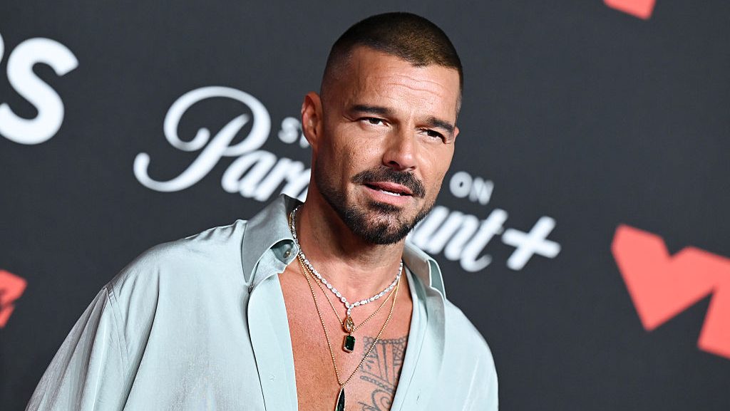 ‘A Medio Vivir’ by Ricky Martin and Carin León