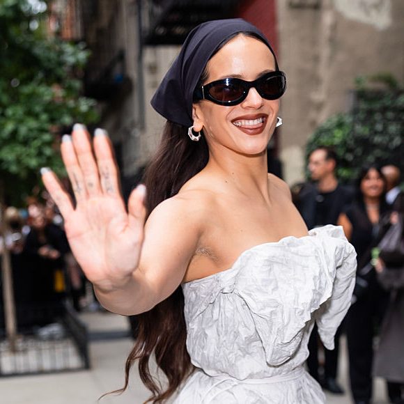 Rosalía asiste al desfile de moda de Calvin Klein durante la Semana de la Moda de Nueva York en la Brant Foundation, el 12 de septiembre de 2025 en la ciudad de Nueva York