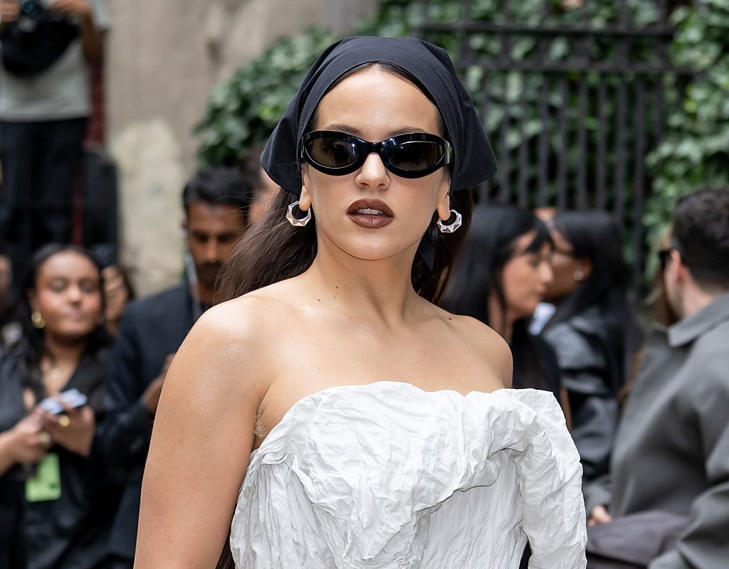 Rosalía es vista llegando al desfile de moda de Calvin Klein durante la Semana de la Moda de Nueva York en la Brant Foundation,