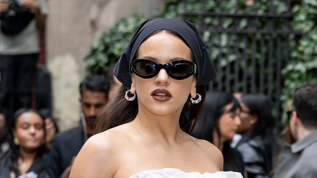 Rosalía es vista llegando al desfile de moda de Calvin Klein durante la Semana de la Moda de Nueva York en la Brant Foundation,