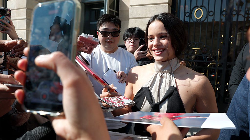 Rosalía afuera del Hotel Ritz en la Place Vendôme el 29 de septiembre de 2025 en París, Francia