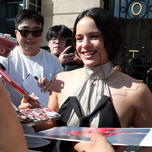 Rosalía afuera del Hotel Ritz en la Place Vendôme el 29 de septiembre de 2025 en París, Francia