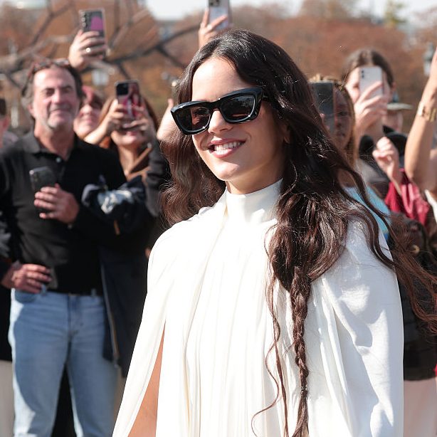 Rosalía asiste al desfile de moda femenina primavera/verano 2026 de Christian Dior como parte de la Semana de la Moda de París, el 1 de octubre de 2025 en París, Francia