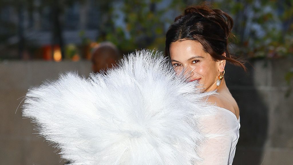 Rosalía asiste al desfile de moda femenina primavera/verano 2026 de Schiaparelli como parte de la Semana de la Moda de París, el 2 de octubre de 2025 en París, Francia