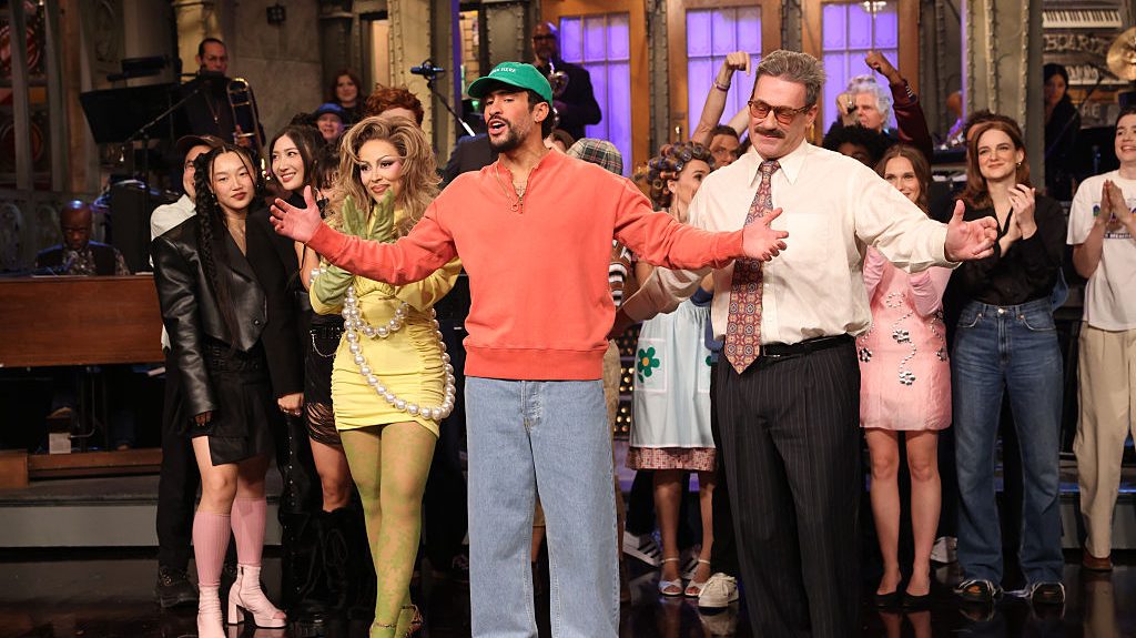 SATURDAY NIGHT LIVE – Episodio 1885: de izquierda a derecha, la invitada musical Doja Cat, el anfitrión Bad Bunny y el invitado especial Jon Hamm durante el segmento “Buenas noches y créditos”