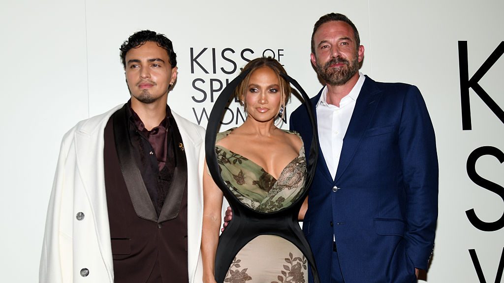 Tonatiuh, Jennifer Lopez y Ben Affleck en la proyección en Nueva York de “Kiss of the Spider Woman