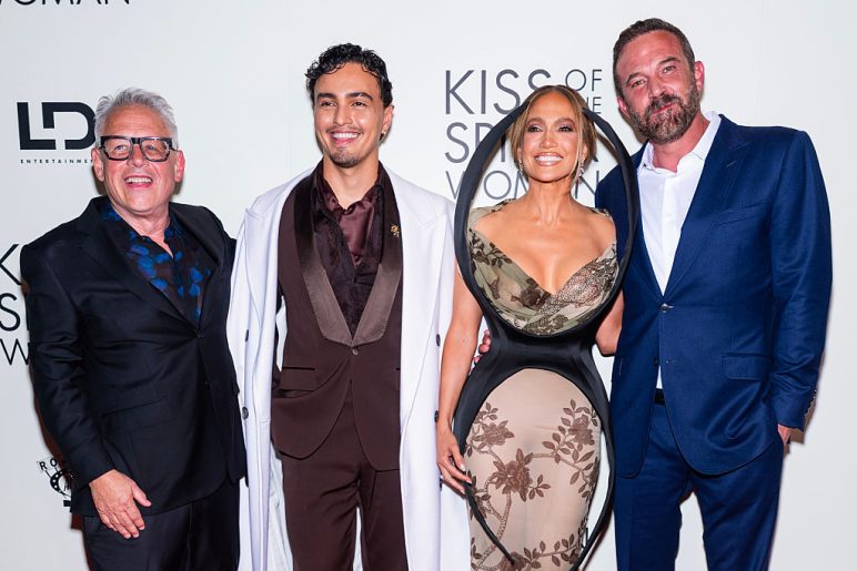Bill Condon, Tonatiuh, Jennifer Lopez y Ben Affleck en la proyección en Nueva York de “Kiss of the Spider Woman”
