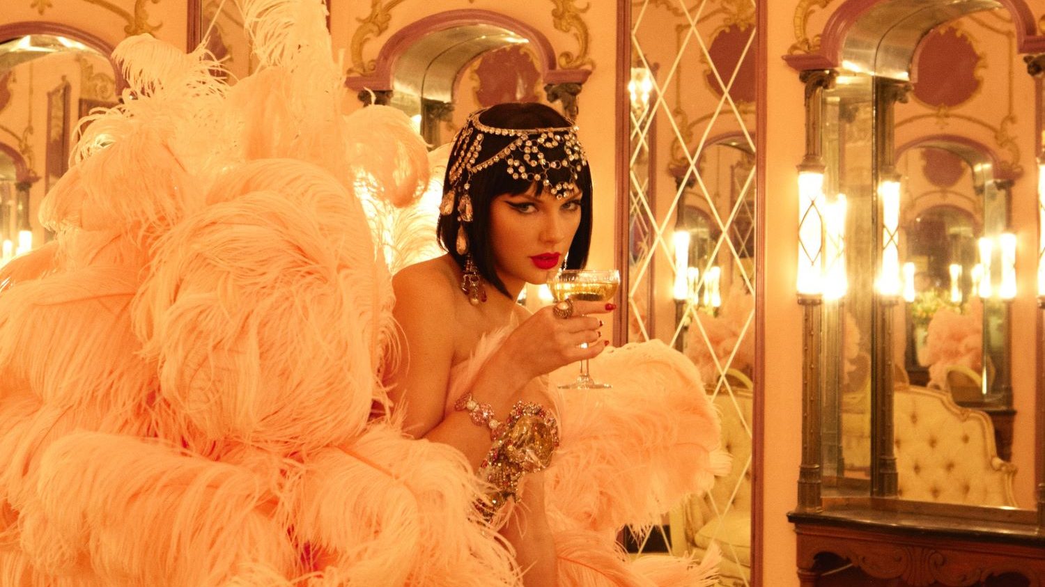Taylor en una de las portadas de su último álbum, 'The Life of a Showgirl', lanzado el 3 de octubre de 2025
