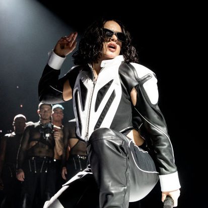 Rosalia se presenta en el escenario durante la “Gira Mundial Motomami” en el Altice Arena de Lisboa el 27 de noviembre de 2022 en Lisboa, Portugal.