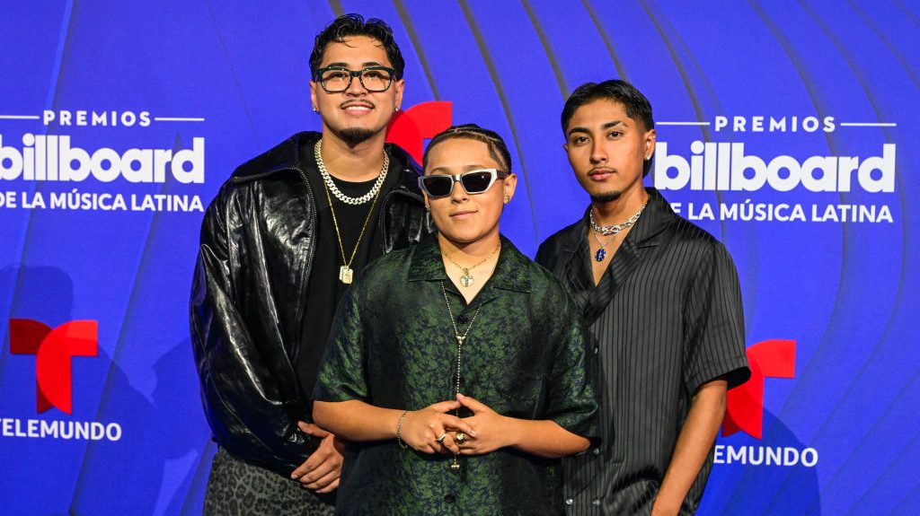 Yahritza Martínez, Armando Martínez y Jairo Martínez, integrantes de la banda estadounidense Yahritza y su Esencia, asisten a los Billboard Latin Music Awards 2024