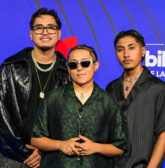 Yahritza Martínez, Armando Martínez y Jairo Martínez, integrantes de la banda estadounidense Yahritza y su Esencia, asisten a los Billboard Latin Music Awards 2024 en el Fillmore Miami Beach del Jackie Gleason Theater en Miami Beach, Florida, el 17 de octubre de 2024