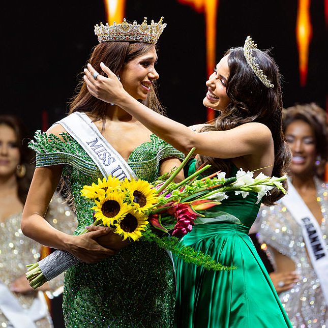 Marianela Ancheta, Miss Universo Cuba 2024, con Lina Luaces en el certamen de Miss Universo Cuba 2025