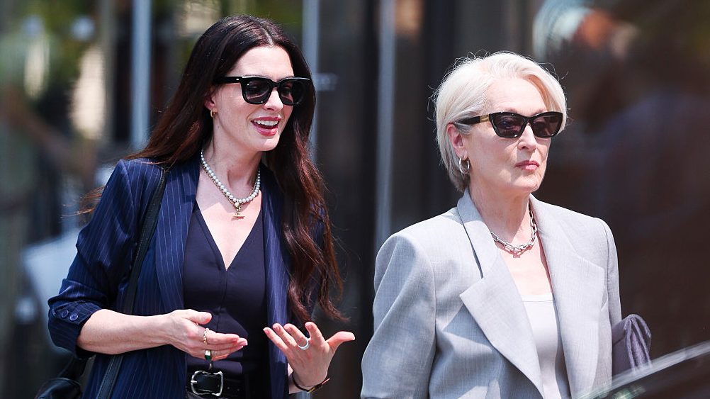 Meryl Streep y Anne Hathaway son vistas en el set de rodaje de “El diablo viste a la moda 2” en Hudson Yards el 29 de julio de 2025 en la ciudad de Nueva York